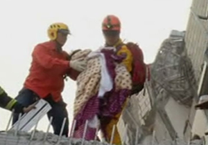 نجات دو کودک از ساختمان فرو ریخته‌ای در تایوان + فیلم