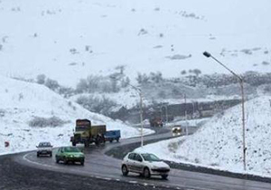 بارش برف در اکثر محورهای خراسان رضوی و شمالی/ترافیک نیمه سنگین در جاده‌های کشور