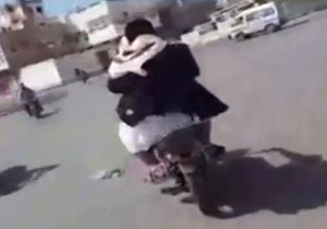 الحوثی سوار برموتور در خیابان های یمن + فیلم