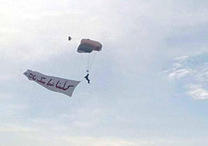 حمل پرچم کلنا عباسک یا زینب (س) توسط چتربازان در راهپیمایی 22 بهمن + فیلم