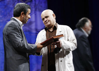 پیام تسلیت احمدی‌نژاد به اکبر عبدی هنرمند برجسته کشور