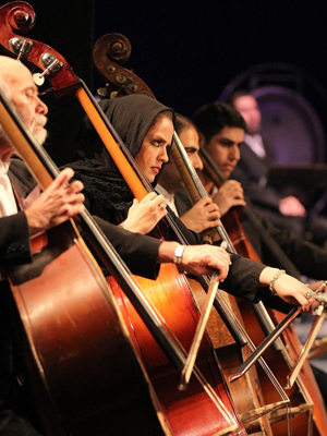 نوازندگی خانم بازیگر همراه با فرهاد فخرالدینی در ارکستر ملی + عکس