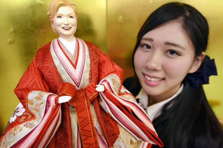 گشتی در تصاویر خبری پنجشنبه 8 بهمن/ از دیدار وزرای خارجه چین و آمریکا تا ساخت عروسک ژاپنی با چهره هیلاری کلینتون