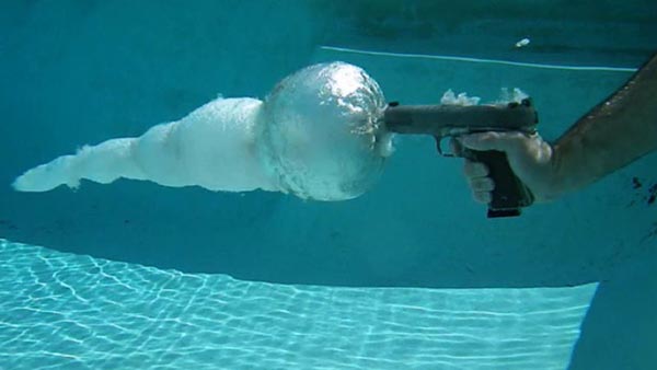 محققی که زیر آب به خودش شلیک کرد! + فیلم