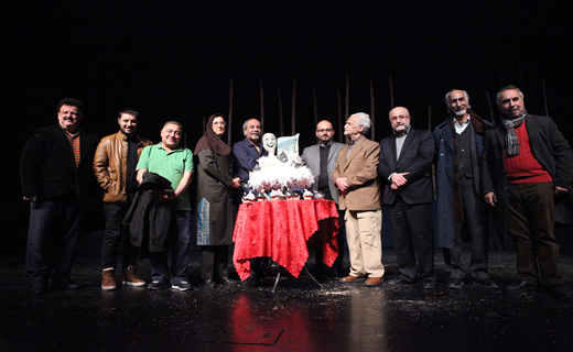 کیک تولد 43 سالگی تئاترشهر بدون حور وزیر ارشاد بریده شد