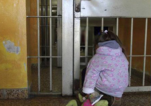 زندگی 14 کودک به همراه مادرشان در یک ندامتگاه/شرایط نوزادان در زندان چگونه است؟