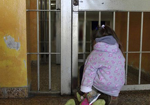 زندگی 14 کودک به همراه مادرشان در ندامتگاه/شرایط نوزادان در زندان چگونه است؟