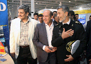 دریادار سیاری از نمایشگاه معارف جنگ شهید صیاد شیرازی بازدید کرد