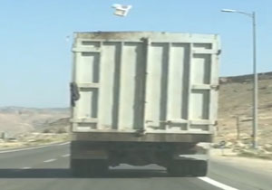 ریختن آشغال در وسط جاده توسط کامیون حمل زباله + فیلم