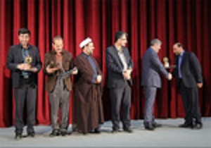 اهدای تندیس و لوح تقدیر به مولفان ونویسندگان برتر کردستانی