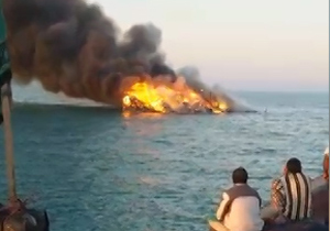 آتش گرفتن لنج باری در آب‌های خلیج فارس + فیلم
