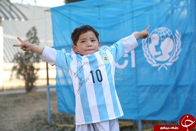 پسر بچه افغان لباس امضا شده مسی را بر تن کرد+عکس