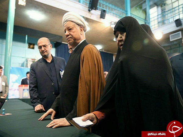عفت مرعشی و آیت الله هاشمی رفسنجانی در لحظه رای دادن +عکس