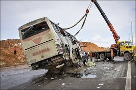 2 کشته و 19 زخمی در برخورد اتوبوس با خاور بنز آزادراه قم - کاشان