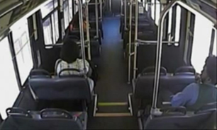 فرار مسافران از اتوبوس پيش از برخورد آن با قطار + فیلم