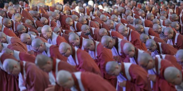 نیایش 300 هزار بودایی برای برقراری صلح در جهان + عکس