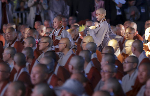 نیایش 300 هزار بودایی برای برقراری صلح در جهان + عکس