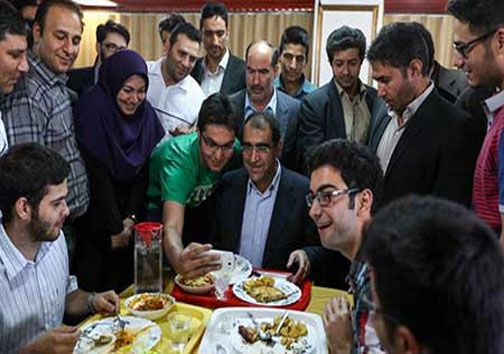 سلفی با سیاست مداران/عکس هایی از احمدی نژاد،عارف،سید حسن خمینی و دیگران