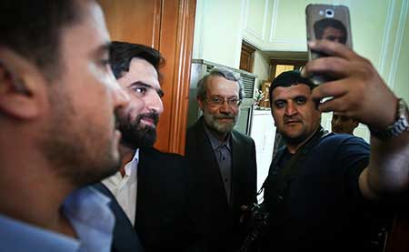 سلفی با سیاست مداران/عکس هایی از احمدی نژاد،عارف،سید حسن خمینی و دیگران