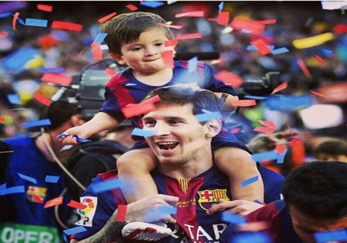 مسی و پسرش در جشن قهرمانی بارسلونا