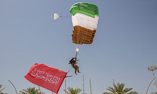 هنرنمایی چتربازان با پرچم "لبیک یا حسین" در آسمان بین‌الحرمین+ تصاویر