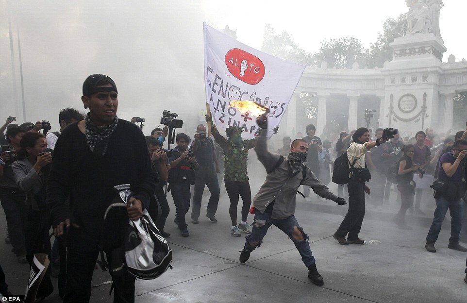 اعتراضات خشونت‌آمیز در مکزیک به سوزاندن یک افسر پلیس منجر شد + تصاویر