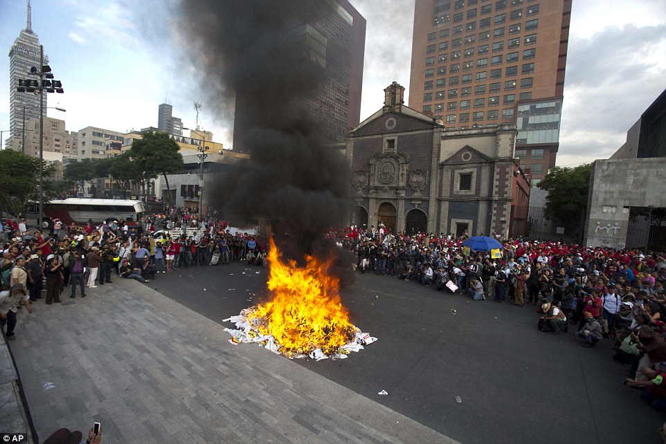اعتراضات خشونت‌آمیز در مکزیک به سوزاندن یک افسر پلیس منجر شد + تصاویر