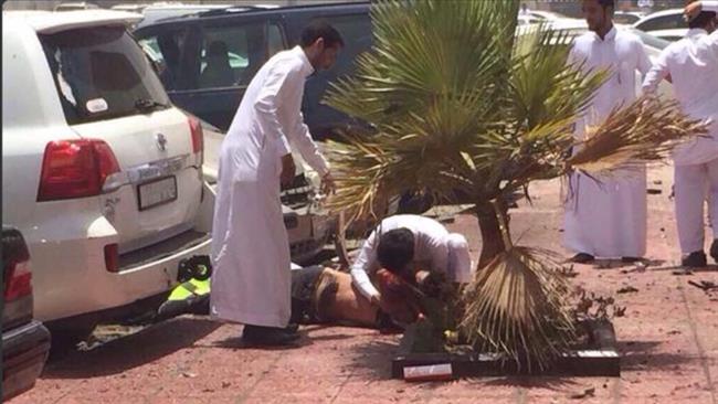 انفجار نزدیک مسجد امام حسین (ع) در عربستان/ در این انفجار یک نفر به شهادت رسید/ عامل انتحاری لباس زنانه به تن داشته است