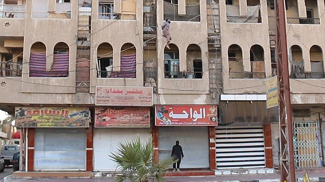 داعش 4 نفر را از فراز ساختمانی بلند به پایین پرتاب کرد