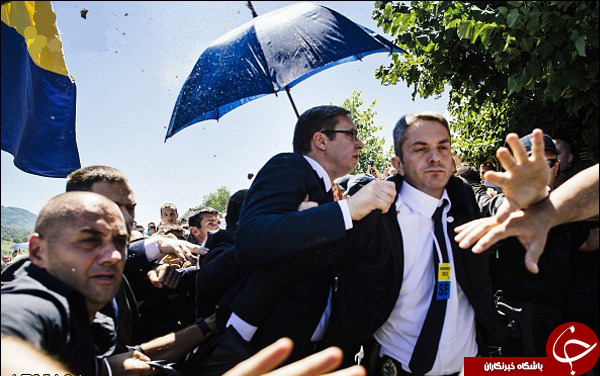 حمله به نخست وزیر صربستان با سنگ و بطری و کفش در سالگرد کشتار سربرنیتسا(+عکس)