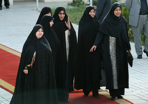 استقبال همسر ظریف و همسران شهدای هسته ای در فرودگاه + عکس!