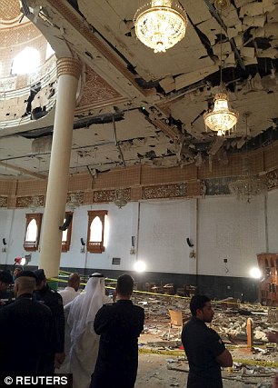 لحظه ورود عامل انتحاری حمله به مسجد کویت + تصاویر