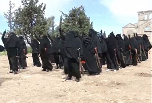 اعترافات تکان دهنده یکی از فرماندهان زن داعش/ اعدام دو جاسوس و به صلیب کشیدن جسد آن‌ها توسط داعش+ تصاویر
