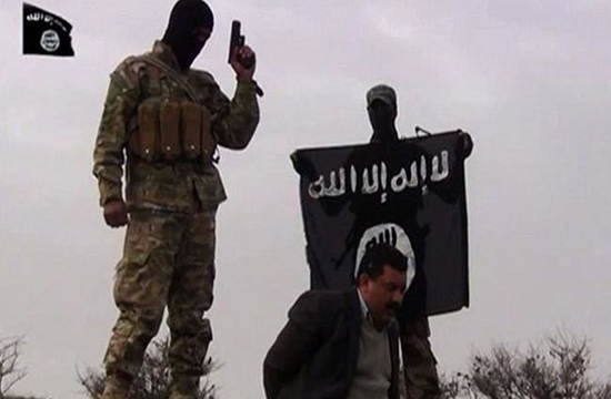اعدام دو جاسوس و به صلیب کشیدن جسد آن‌ها توسط داعش/اعترافات تکان دهنده یکی از فرماندهان زن داعش