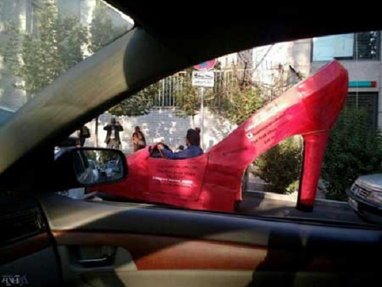 ماشین پاشنه بلند در خیابان‌های تهران متعلق به آنتونیو باندراس! + عکس