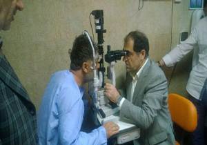 وزیر بهداشت چشمان خبرنگار مجروح صدا و سیما را معاینه کرد