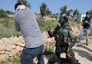 دهها زخمی در حمله نظامیان صهیونیست به جوانان فلسطینی