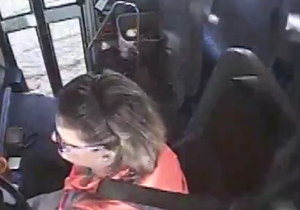 وقتی راننده زن اتوبوس از صندلی خود سقوط می کند + فیلم