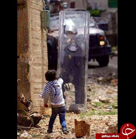 حاشا به غیرت کودک فلسطینی / مخفی شدن سرباز اسرائیلی در سطل زباله