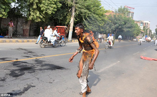 خود سوزی مرد پاکستانی+ تصاویر
