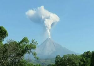 فوران کوه آتشفشان کوليما در غرب مکزيک + فیلم