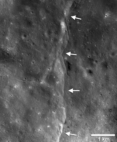 کشف تازه: زمین در حال ماساژ ماه است!