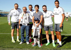 بازیکنان رئال مادرید از پناهنده سوری لگد خورده استقبال کردند + فیلم