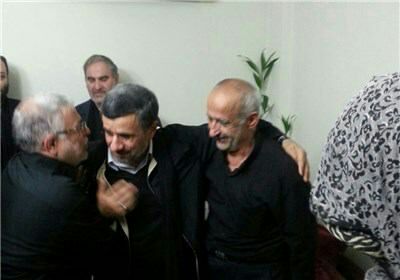 حضور احمدی‌نژاد در منزل محافظ دیروز، شهید مدافع حرم امروز + تصاویر