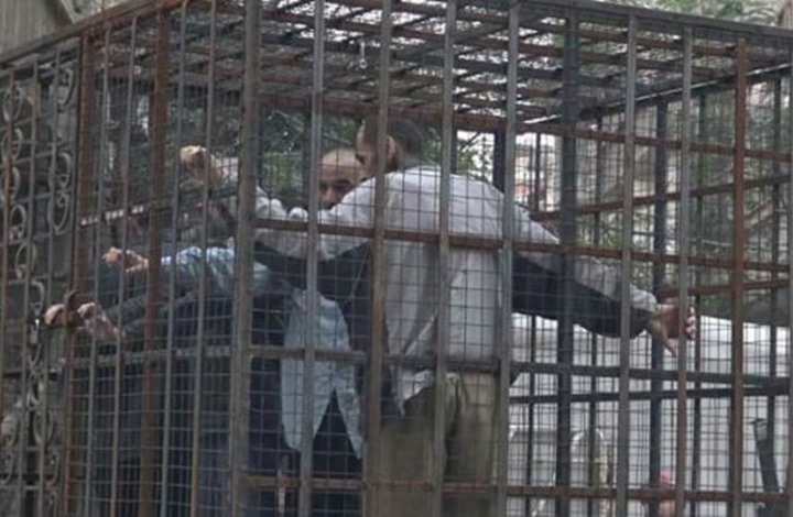 حبس افسران شیعه ارتش سوریه در قفس های آهنی مخالفان سوری+تصاویر
