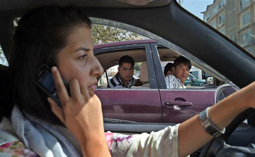 حس آزادی یا تجربه ترس؛ زنان افغان با کدام یک رانندگی می‌کنند؟