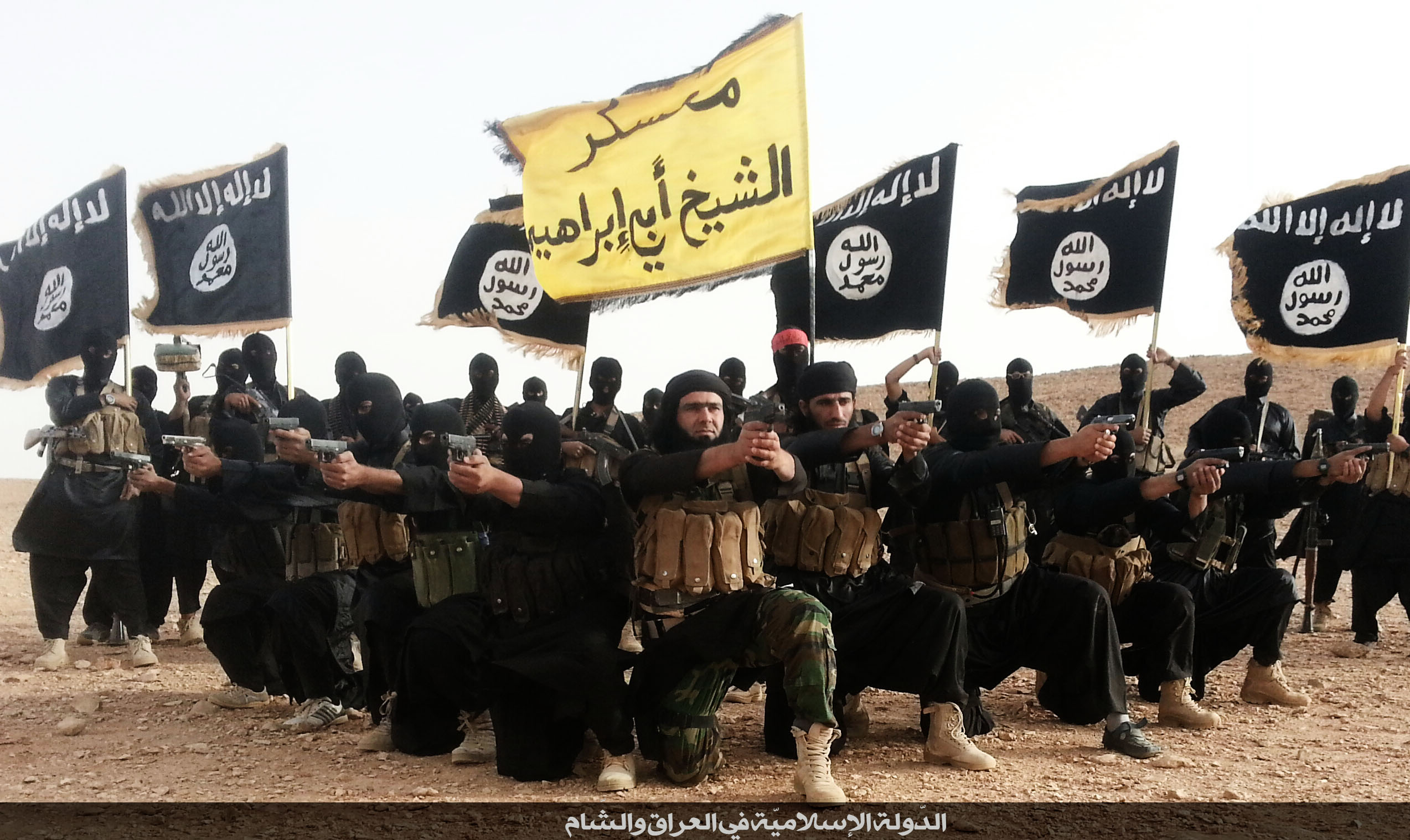 Фото террористов на фоне флага игил. Флаг ИГИЛ. Исламские террористические группировки.