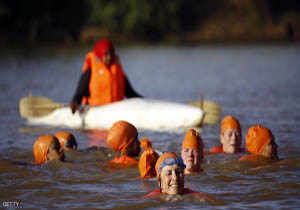 شنای خانم سفیر در نیل بعد از باخت شرط بندی +عکس
