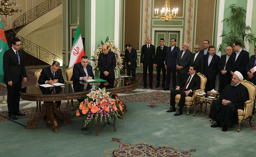 با حضور روحانی و بردی محمداف؛ایران و ترکمنستان 9 سند همکاری امضا کردند