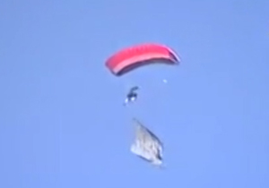 اهتزاز پرچم سیدالشهدا در آسمان کربلا + فیلم